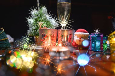 Noel ağacında hediyeler, iki bardak, bir kalp ve bir Noel Baba.