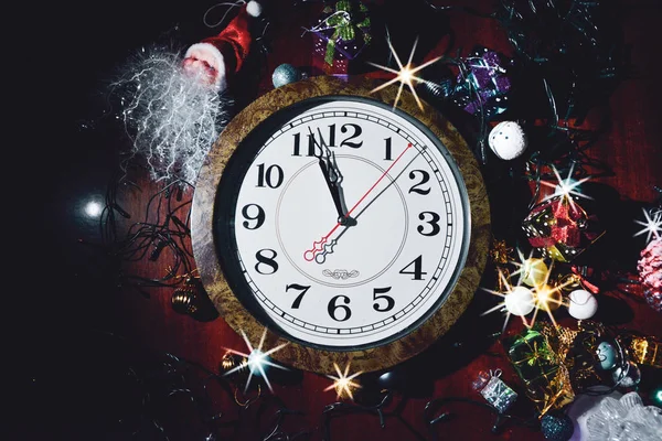 New Year clock with toys and tinsel, New Year mood — Stock Photo, Image