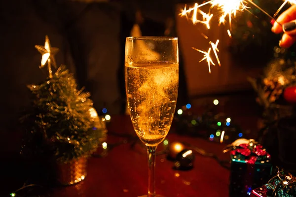 Árbol de Navidad con una copa de champán con espumoso — Foto de Stock