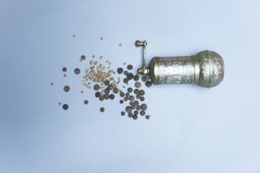 Mısır gevreğinde biber ve biber öğütmek için demir kase..