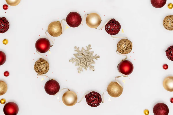 Nyår och jul ram, gratulationskort, banner. Röd och gyllene julpynt. Ovanifrån, platt låg, kopiera utrymme — Stockfoto