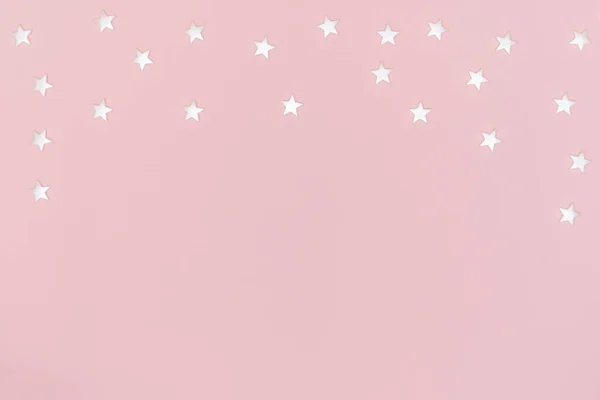 新年，圣诞框架，贺卡。 粉红背景上的白星。 顶视图、平铺、复制空间 — 图库照片