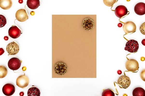 Nový rok a vánoční ozdoby a prázdný list papíru. Horní pohled, plochá poloha, kopírovací prostor. — Stock fotografie