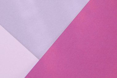 Eflatun mor kağıt arka plan. Geometrik şekiller, şekiller. Soyut geometrik düz kompozisyon. Tek renkli karton üzerinde boş boşluk