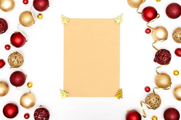 Nieuwjaar en kerst decoraties en blanco ambachtelijke vel papier. Bovenaanzicht, flat lay, kopieerruimte. — Stockfoto