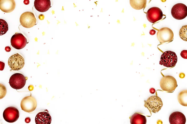 Nieuwjaar en kerst kader. Rode en gouden kerstversieringen - glanzende ballen, sprankelingen en decoratielint op witte papieren achtergrond. Bovenaanzicht, flat lay, kopieerruimte — Stockfoto