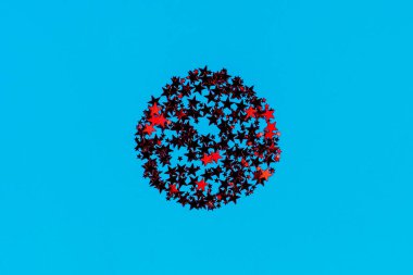 Kırmızı yıldızlar mavi arkaplandaki konfetileri parlıyor. Şenlikli arkaplan.