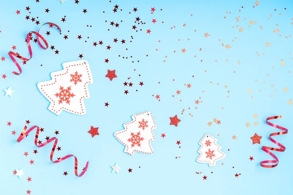 Neujahrs- und Weihnachtskomposition aus Sternen, Christbaum, funkelt auf pastellblauem Hintergrund. Draufsicht, flache Lage — Stockfoto