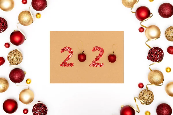 2020 hecho de destellos rojos y juguetes de Navidad decorativos en hoja de papel artesanal. Marco de bolas de Navidad . — Foto de Stock