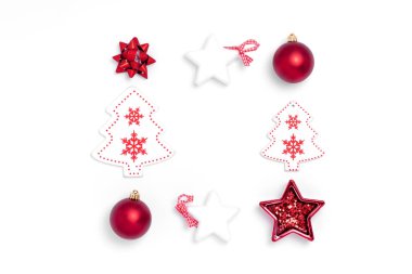 Yeni yıl ve Noel kompozisyonu. Pastel mavi arka plandaki çerçeve. Üst görünüm, düz görünüm, kopyalama alanı