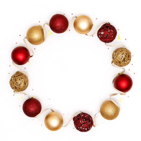Nieuwjaar en kerst kader. Rode en gouden kerstversiering - glanzende ballen en decoratielint op witte papieren achtergrond. Bovenaanzicht, flat lay, kopieerruimte — Stockfoto