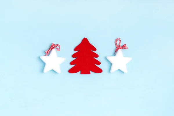 Beyaz yıldızlardan yeni yıl ve Noel kompozisyonu, pastel mavi arka planda noel ağacı. Üst görünüm, düz görünüm, kopyalama alanı