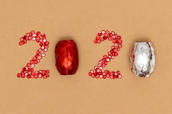 2020 hecho de destellos rojos y juguetes de Navidad decorativos en hoja de papel artesanal . — Foto de Stock