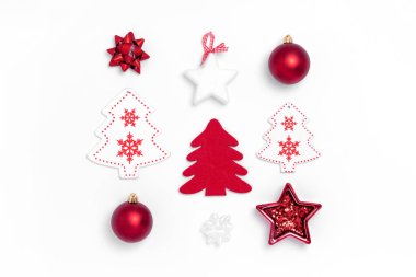 Beyaz arka planda yeni yıl ve noel karesi kompozisyonu. Üst görünüm, düz görünüm, kopyalama alanı