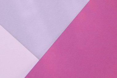 Eflatun mor kağıt arka plan. Geometrik şekiller, şekiller. Soyut geometrik düz kompozisyon. Tek renkli karton üzerinde boş boşluk