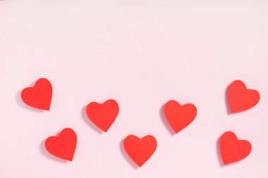 Sevgililer Günü kompozisyonu. Pembe kağıttan arka planda kağıt kalplerden yapılmış kalp şekli. Sevgililer Günü konsepti