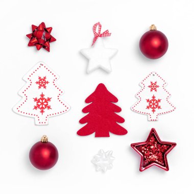 Beyaz arka planda yeni yıl ve noel karesi kompozisyonu. Üst görünüm, düz görünüm, kopyalama alanı