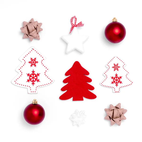 Beyaz arka planda yeni yıl ve noel karesi kompozisyonu. Üst görünüm, düz görünüm, kopyalama alanı