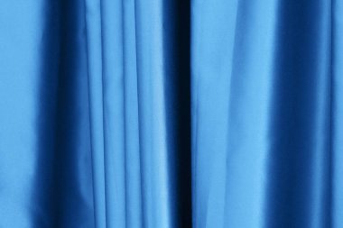 İpeksi yumuşak kumaş dokusu. Kızıl maddenin arka planı. Lüks mavi perde arkaplanı yakın plan. 2020 yılının moda rengi.