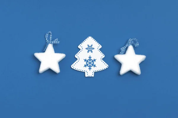 Beyaz yıldızlardan yeni yıl ve Noel kompozisyonu, mavi arka planda noel ağacı. Üst görünüm, düz görünüm, kopyalama alanı