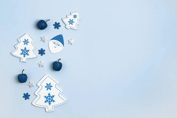 Composição de Ano Novo e Natal. Moldura de brinquedos de Natal azul e branco no fundo azul. Vista superior, flat lay, espaço de cópia. Cor da moda do ano 2020 . — Fotografia de Stock