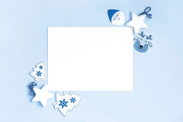 Новогодняя и рождественская композиция. Креативная планировка на синем фоне. Вид сверху, плоский, копировальное пространство — стоковое фото