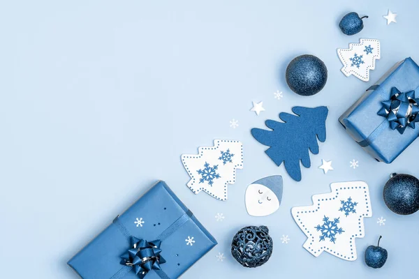 Yeni yıl ve Noel aralığı. Mavi arka planda Noel süsleri. Üst görünüm, düz görünüm, kopyalama alanı. 2020 yılının moda rengi.