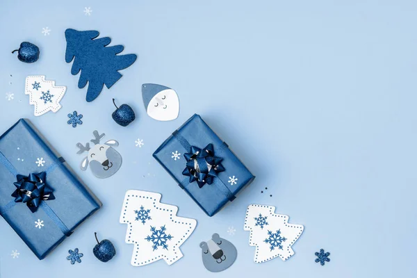 Año Nuevo y marco de Navidad. Decoraciones navideñas sobre fondo azul. Vista superior, plano, espacio de copia. Color de moda del año 2020 . —  Fotos de Stock