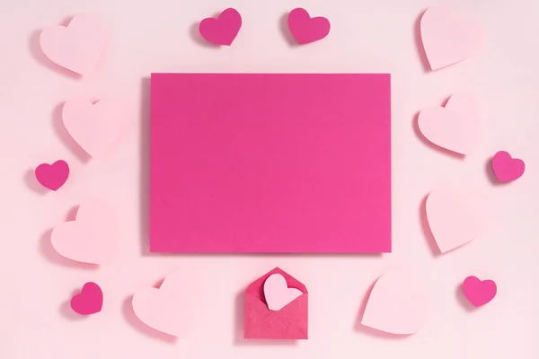 Alla hjärtans dag ram sammansättning. Lila rosa hjärtan tomt papper på pastell rosa bakgrund. Ovanifrån, platt låg, kopiera utrymme — Stockfoto