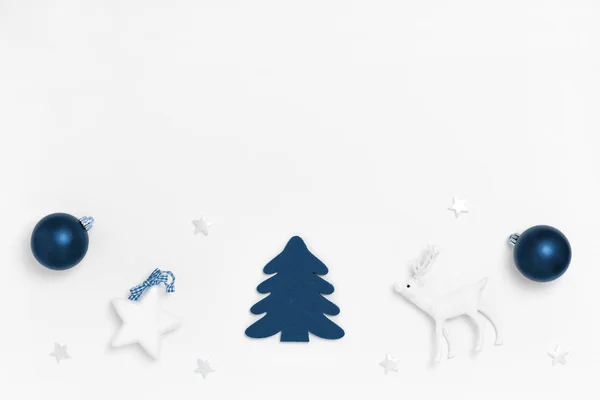 Año Nuevo y composición navideña. Marco sobre fondo blanco. Vista superior, plano, espacio de copia. Color de moda del año 2020 . —  Fotos de Stock