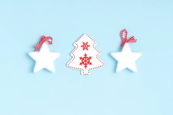 Πρωτοχρονιά και Χριστουγεννιάτικη σύνθεση από λευκά αστέρια, χριστουγεννιάτικο δέντρο σε παστέλ μπλε φόντο. Πάνω άποψη, επίπεδη lay, αντίγραφο χώρου — Φωτογραφία Αρχείου