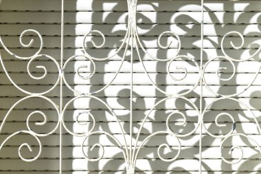 Metal koruma ızgarası kapanıyor. Kavisli çelik. Süslü ızgara dokusu