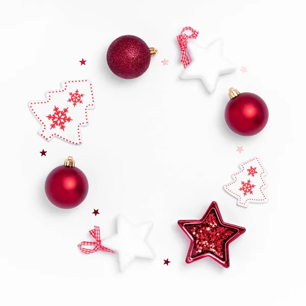 Yeni yıl ve Noel kompozisyonu. Pastel mavi arka planda çelenk. Üst görünüm, düz görünüm, kopyalama alanı