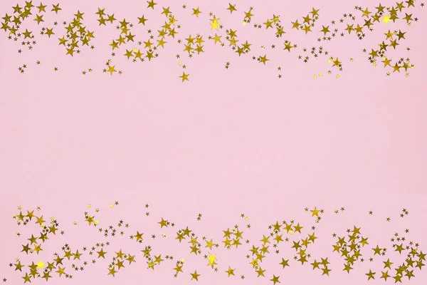 Πλαίσιο από χρυσά αστέρια glitter κομφετί σε ροζ φόντο. Εορταστικό σκηνικό. — Φωτογραφία Αρχείου