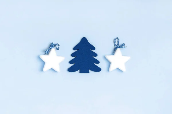 Ano Novo e composição de Natal de estrelas brancas, árvore de chrismas em fundo azul pastel. Vista superior, flat lay, espaço de cópia — Fotografia de Stock