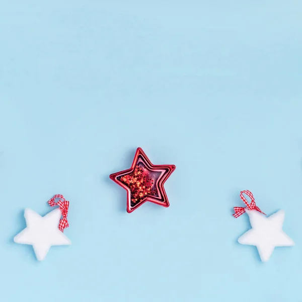 Neujahrs- und Weihnachtskomposition. rote und weiße Weihnachtssterne auf pastellblauem Papierhintergrund. Draufsicht, flache Lage, Kopierraum — Stockfoto