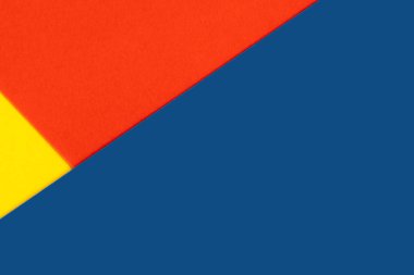 Yelllow mavi kırmızı renkli kağıt arka plan. Geometrik şekiller, şekiller. Soyut geometrik düz kompozisyon. Tek renkli karton üzerinde boş alan.