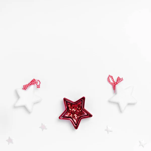 Yeni yıl ve Noel kompozisyonu. Beyaz arka planda çerçeve. Üst görünüm, düz görünüm, kopyalama alanı.
