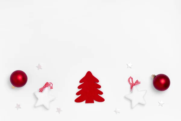 Nový rok a vánoční kompozice. Rámeček na bílém pozadí. Horní pohled, plochá poloha, kopírovací prostor. — Stock fotografie