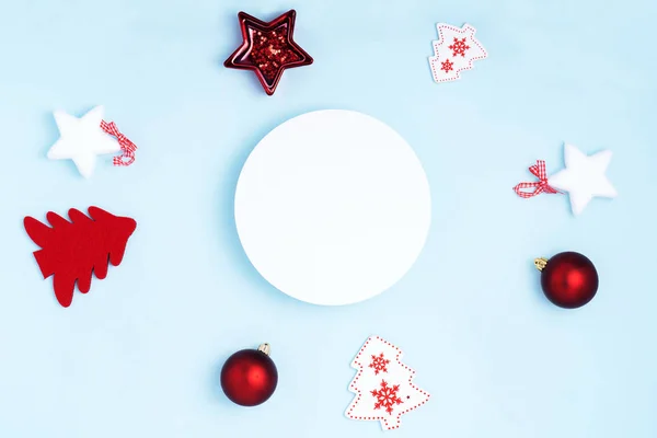 Nový rok a vánoční rámová skladba. Prázdný kruh na pastelově modrém pozadí. Horní pohled, plochá poloha, kopírovací prostor — Stock fotografie