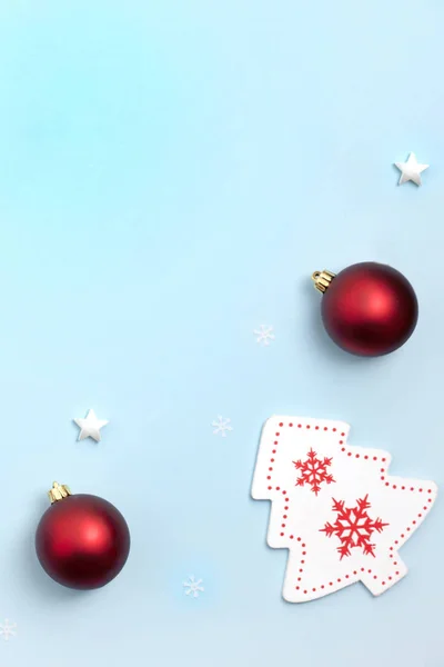 Neujahrs- und Weihnachtsrahmenkomposition. Weihnachtsspielzeug auf pastellblauem Hintergrund. Draufsicht, flache Lage, Kopierraum — Stockfoto