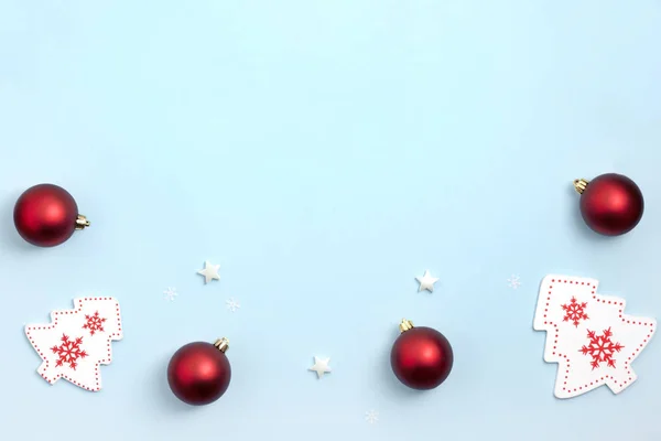 Νέο Έτος και Χριστούγεννα πλαίσιο σύνθεση. Χριστουγεννιάτικα παιχνίδια σε παστέλ μπλε φόντο. Πάνω άποψη, επίπεδη lay, αντίγραφο χώρου — Φωτογραφία Αρχείου
