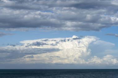 Fırtınalı bulutlu dramatik bir gökyüzü. Bulutluluk. Güzel gökyüzü