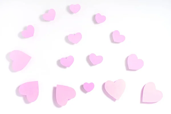 Composition du cadre de la Saint Valentin. Coeurs roses en forme de spirale sur fond blanc. Vue de dessus, plan plat — Photo