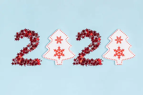 Año Nuevo y composición navideña. Fecha del año 2020. Marco sobre fondo azul pastel. Vista superior, plano — Foto de Stock
