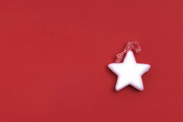Yeni yıl ve Noel kompozisyonu. Kırmızı kağıtta beyaz yıldız. Üst görünüm, düz görünüm, kopyalama alanı
