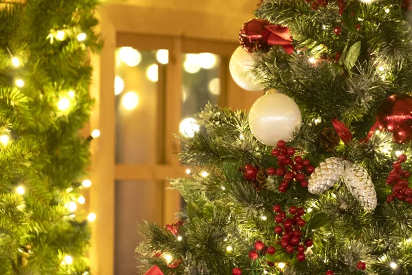Vánoční strom pozadí - cetky a větev smrku — Stock fotografie