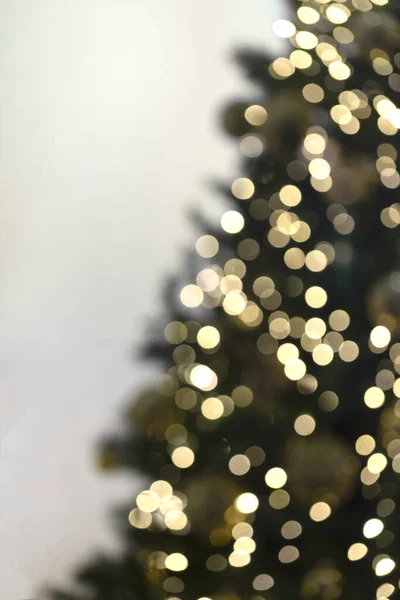 Vista verticale dell'albero di Natale sfocato con ghirlande . — Foto Stock
