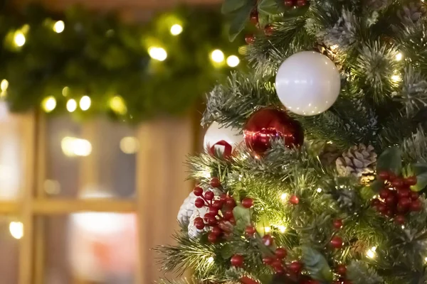 Albero di Natale sfondo - bagattelle e ramo di abete rosso — Foto Stock