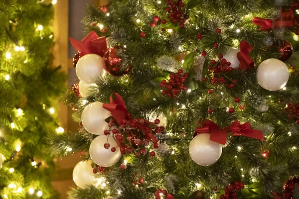 Vánoční strom pozadí - cetky a větev smrku — Stock fotografie